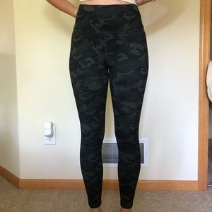 Fabletics camo Powerhold 7/8 leggings (XS)